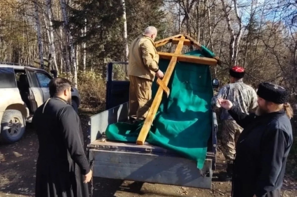 Спиленный неизвестными поклонный крест восстановили под Мильково
