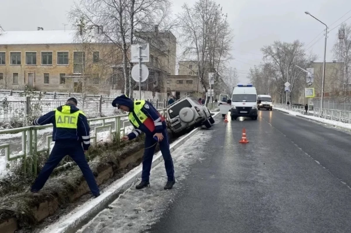 Водитель иномарки въехал в бордюр и погиб в ДТП в свердловском поселке