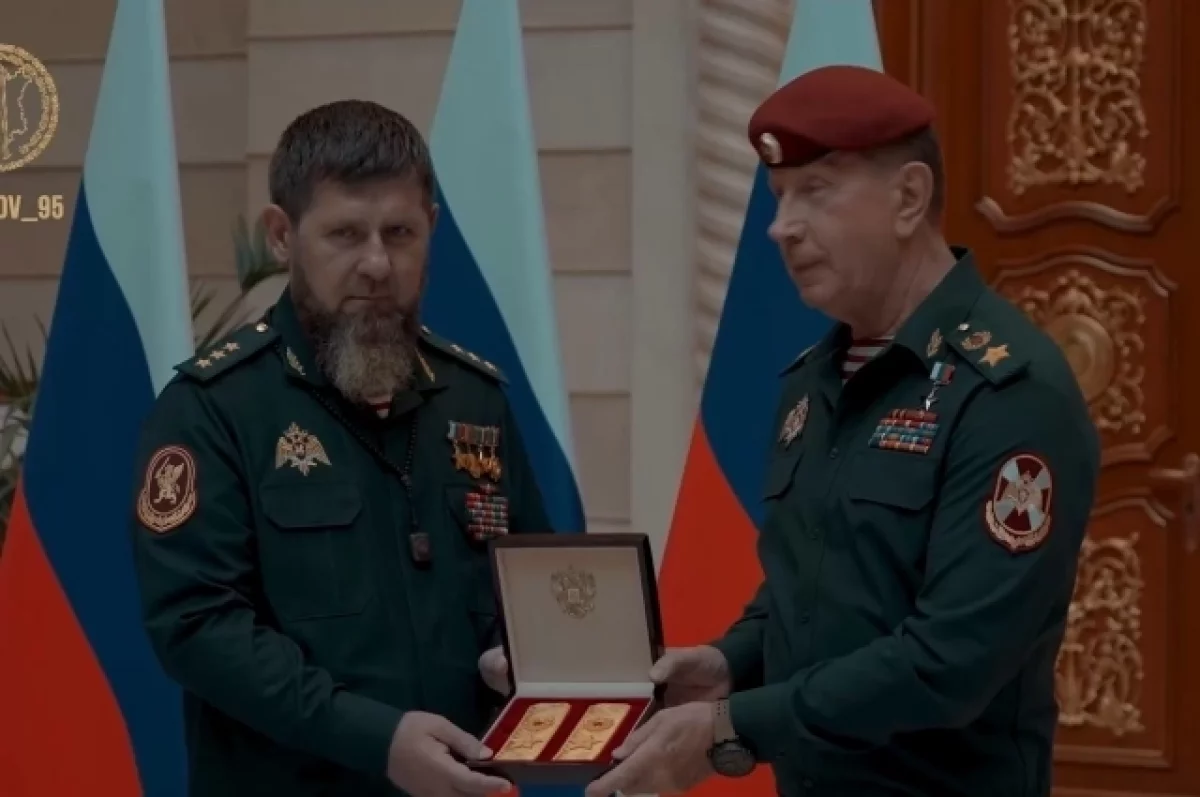 Глава Росгвардии вручил Кадырову погоны генерала армии и краповый берет