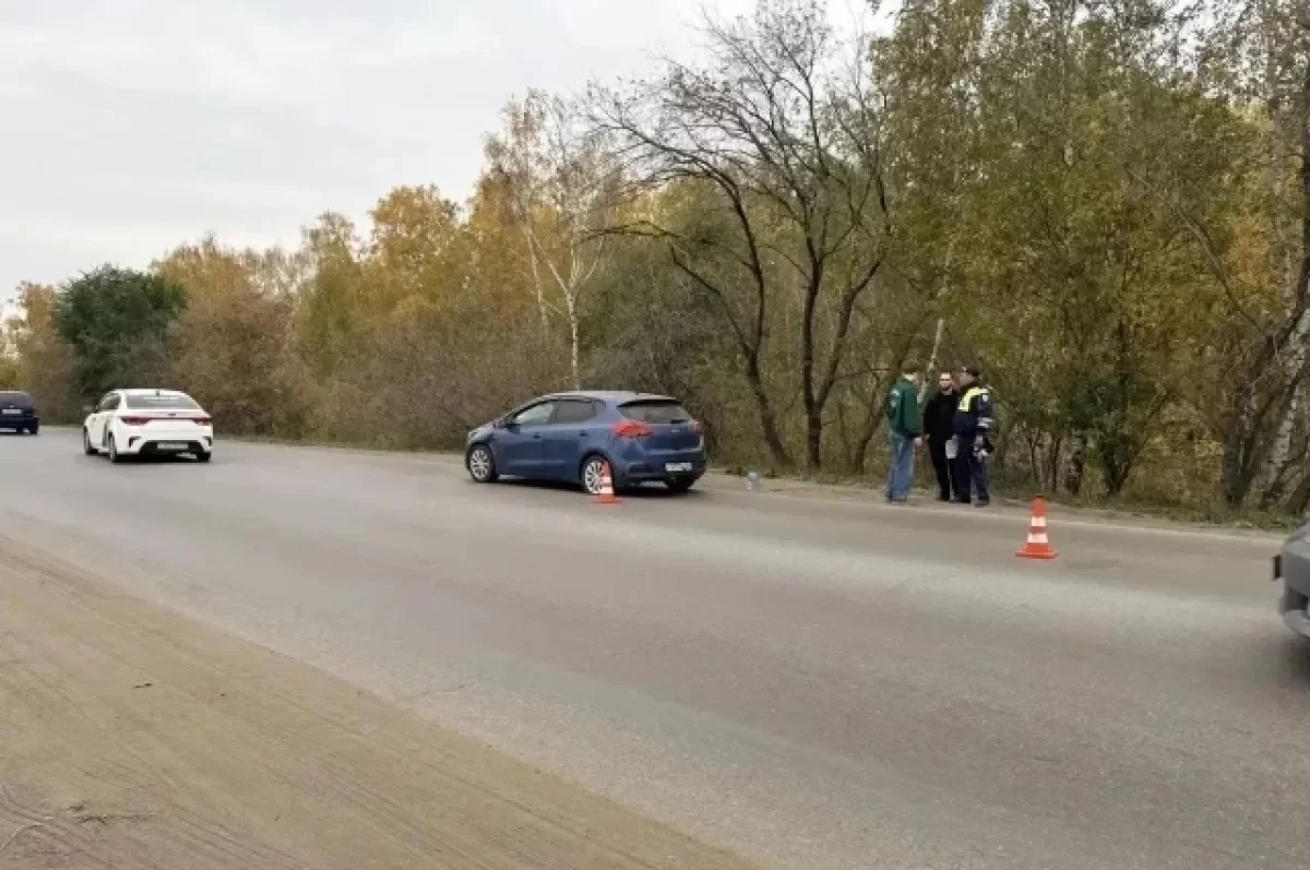 В Омске машина сбила перебегавшего дорогу подростка