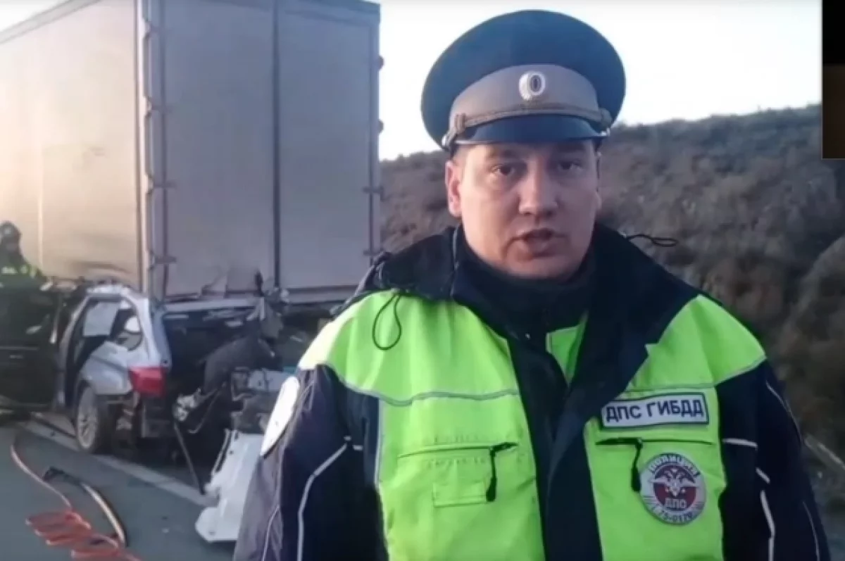 Водитель «легковушки» влетел в стоящее авто и погиб на трассе в Забайкалье