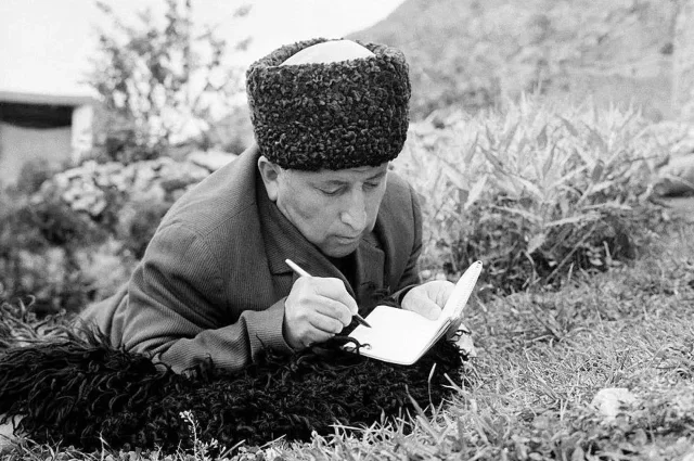 Не писавший на русском, он говорил, что популярностью обязан блестящим переводам своих произведений.
