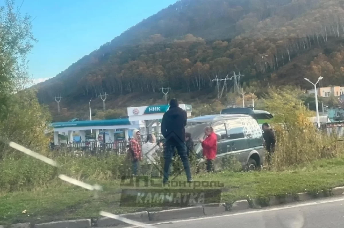 Иномарка опрокинулась после наезда на опору в Петропавловске