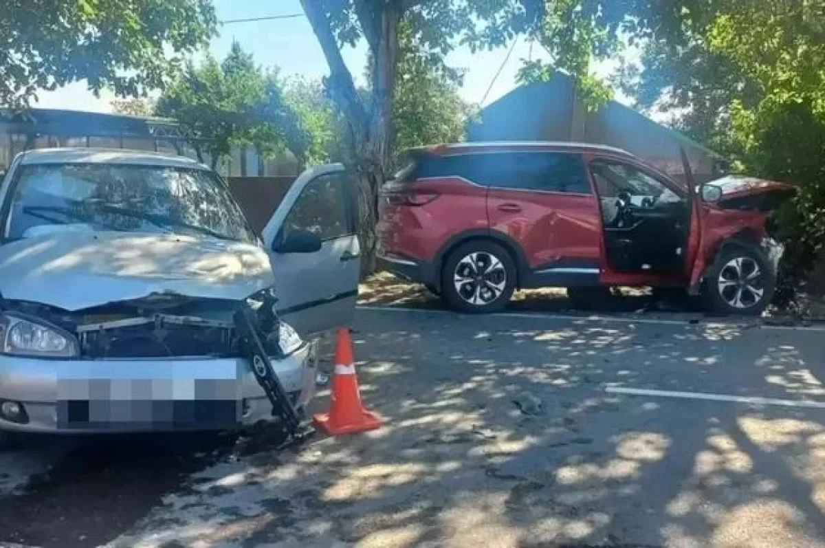 В столкновении «Калины» и внедорожника на Ставрополье пострадали 4 человека
