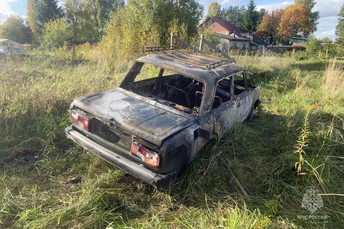 В Печорском округе сгорел автомобиль ВАЗ-2107
