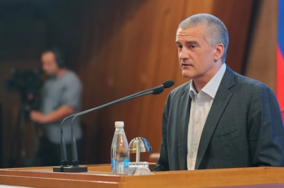 Глава Крыма Аксенов поздравил педагогов с Днем учителя