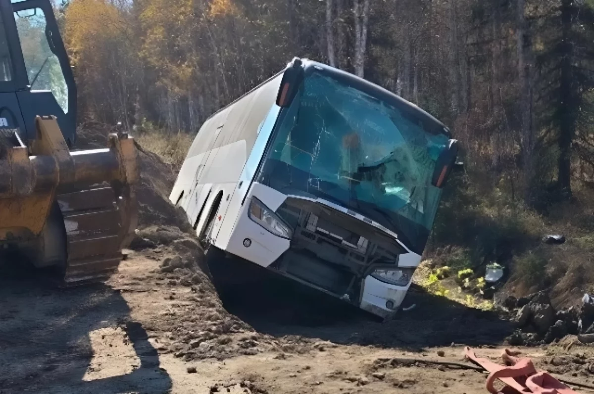 Автобус с 50 вахтовиками перевернулся у Анненских вод в Хабаровском крае