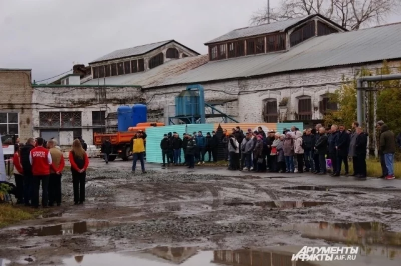 На открытии памятника присутствовали ветераны-железнодорожники.