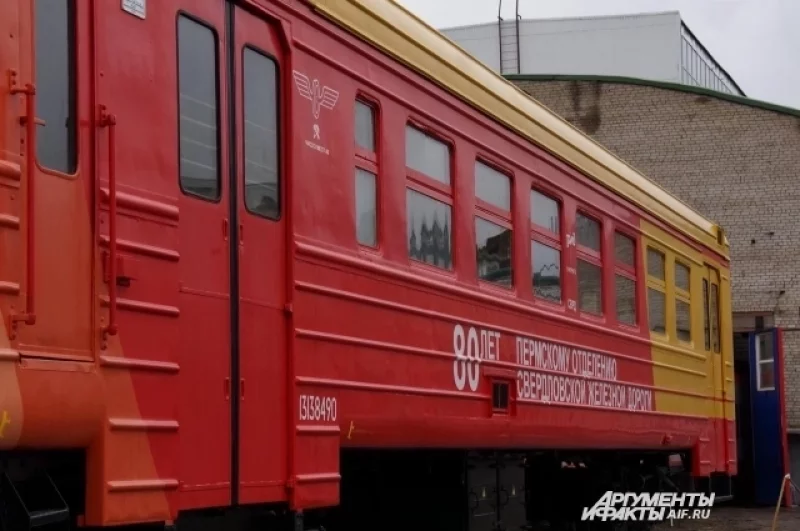 Электропоезд ЭД2Т-0049 впервые был запущен в Перми в 1998 году. 