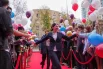 Торжественный проход по красной дорожке под аплодисменты школьников в школе № 1517.