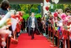 В столице с размахом отметили День учителя. В школах по всему городу для педагогов расстелили красные ковровые дорожки, чтобы учителя почувствовали себя настоящими звездами. Праздничная атмосфера царила везде: ученики школы № 1593 встретили педагогов цветами и подарками.
