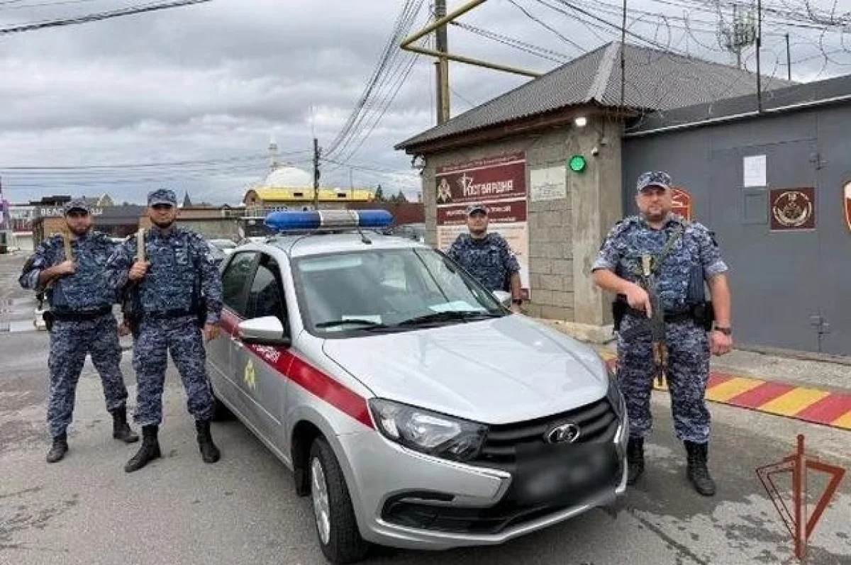Росгвардеец в Каспийске оказал помощь пострадавшему в ДТП водителю скорой