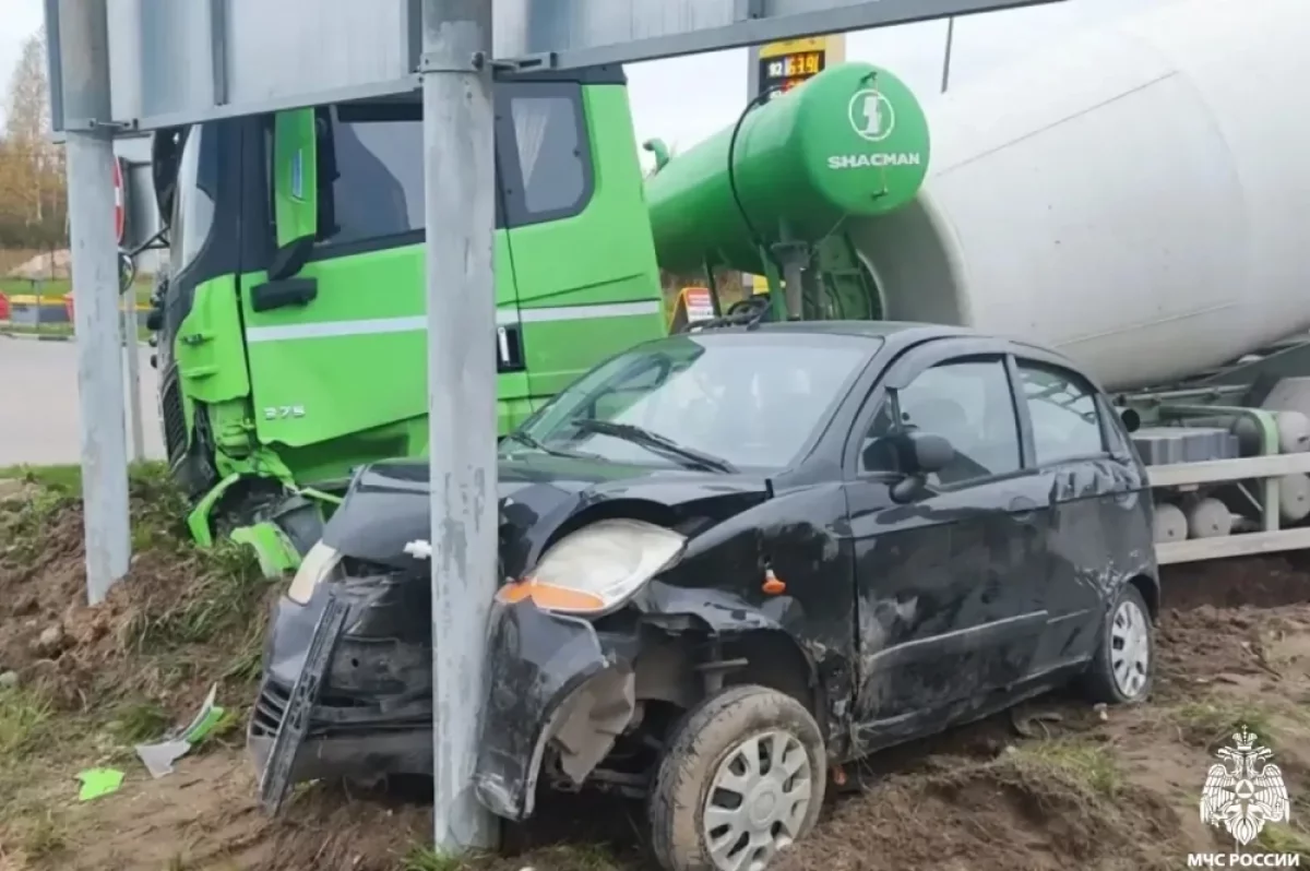 Спасатели ликвидировали последствия ДТП с грузовиком под Тверью