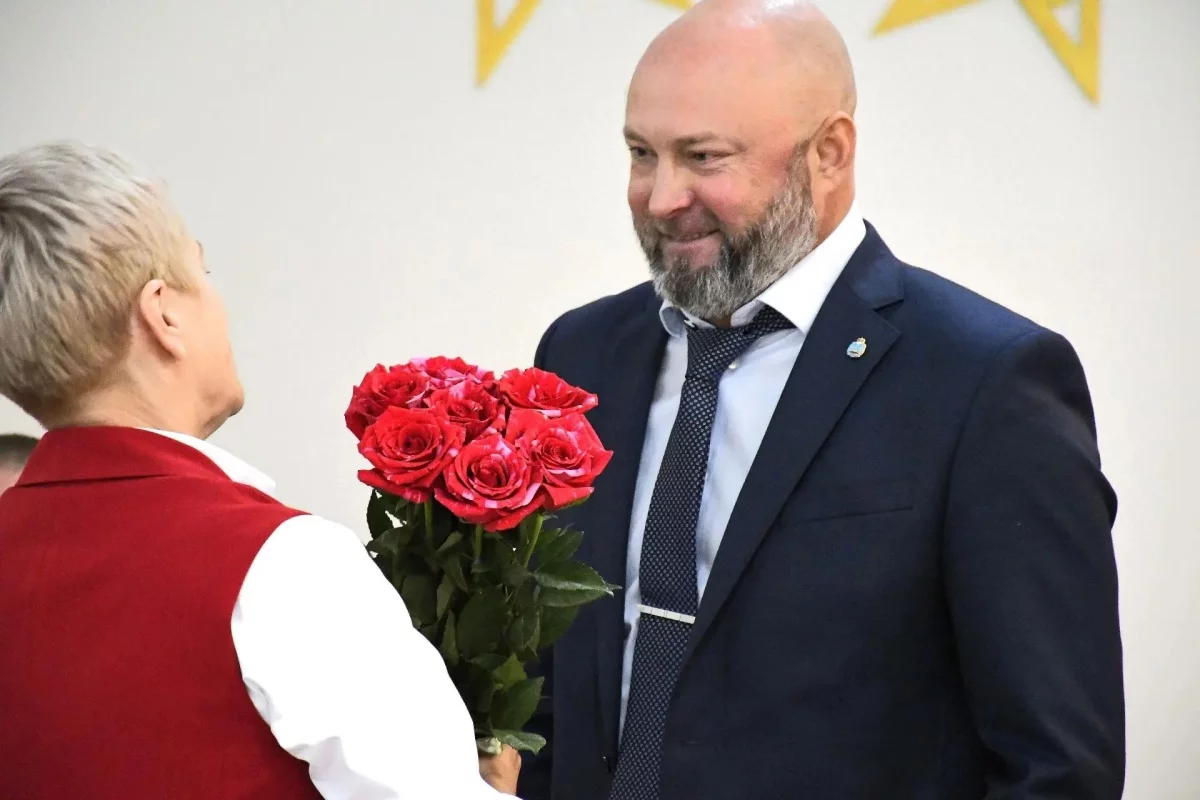 Станислав Стармолотов побывал в псковской школе №24 и поздравил учителей