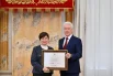 Награду Правительства Москвы мэр вручил и учителю Светлане Дьяковой. В этом году столичные педагоги помогли школьникам завоевать рекордные 1972 диплома на Всероссийской олимпиаде.