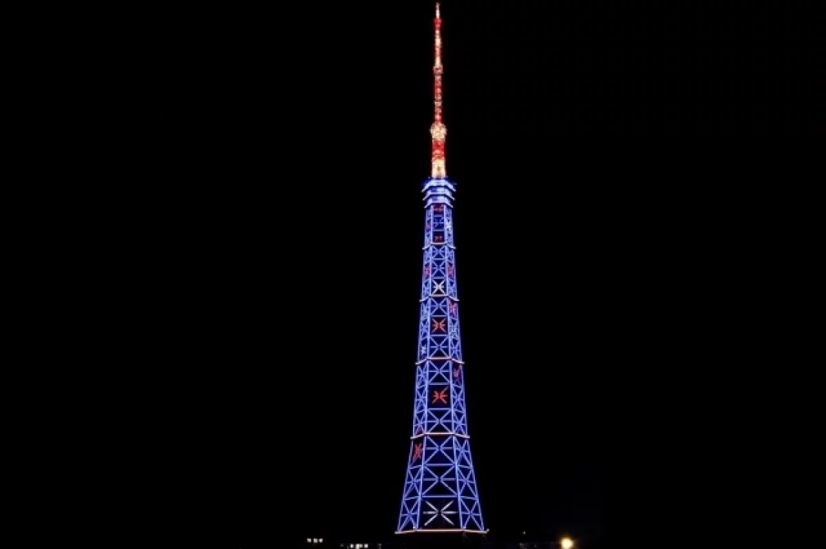Телебашня Петербурга засияла в честь Дня учителя