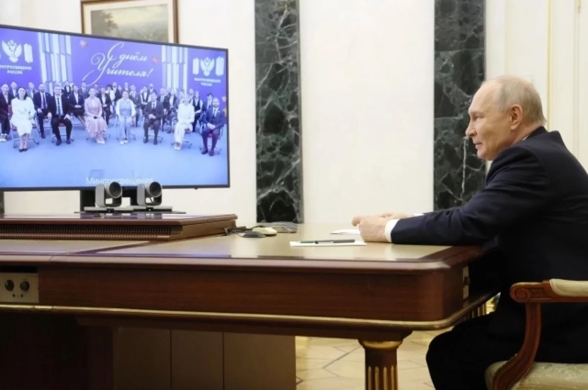 Президент Владимир Путин пообщался с лучшими белгородскими учителями по ВКС