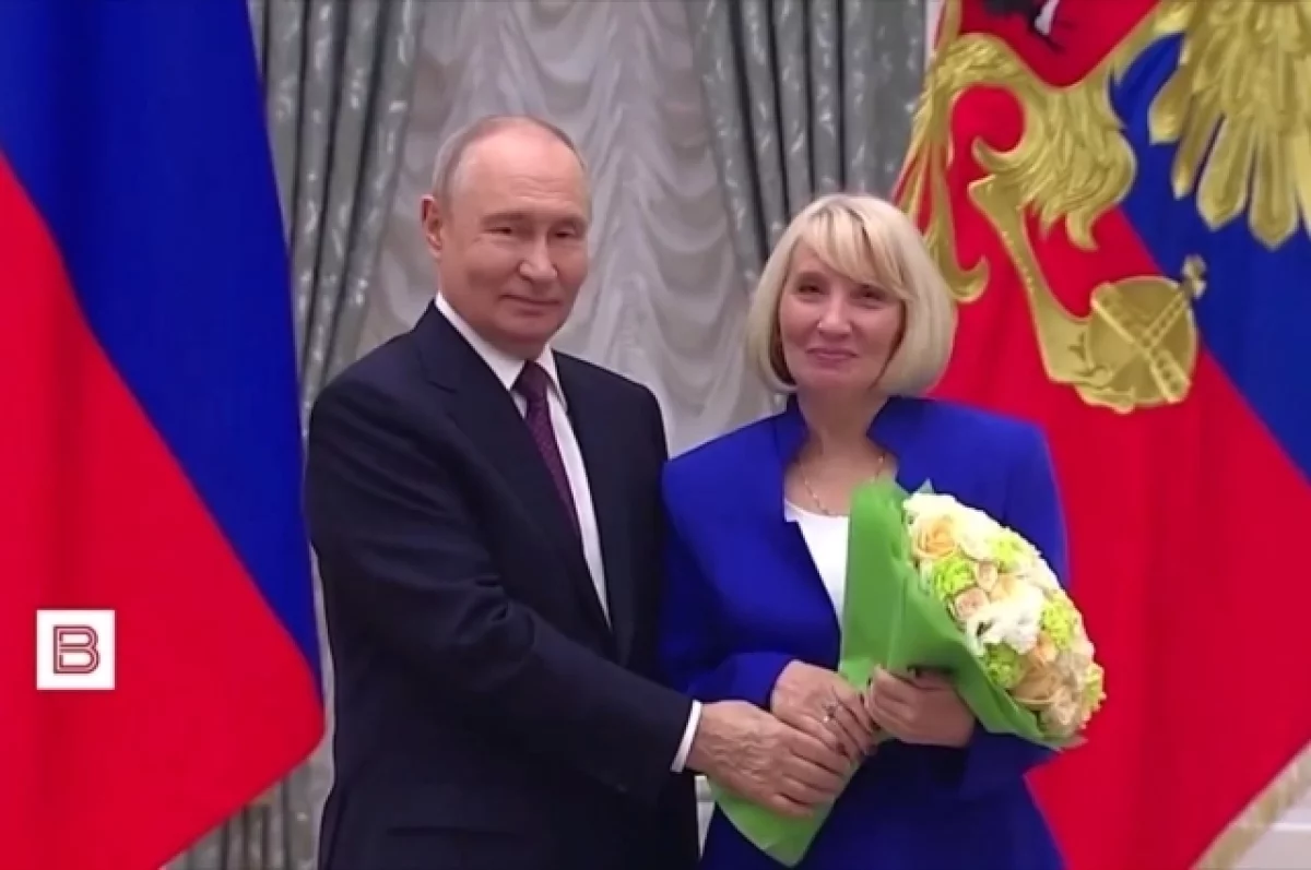 Путин вручил госнаграды двум учителям защитников Отечества из Дагестана