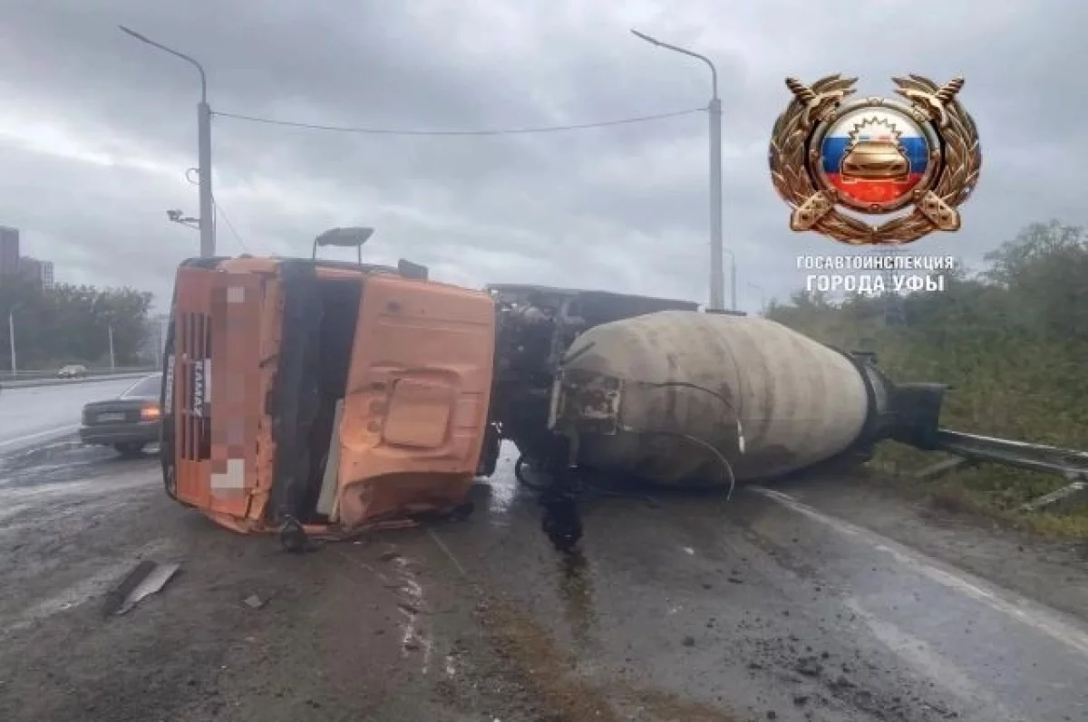 В ДТП с иномаркой в Уфе опрокинулась бетономешалка