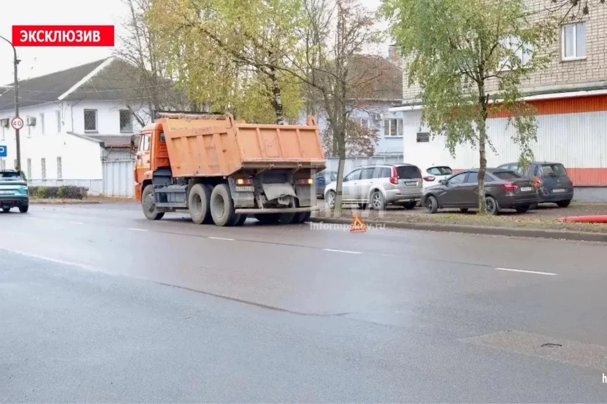 В Великих Луках госпитализировали сбитого КамАЗом 81-летнего мужчину