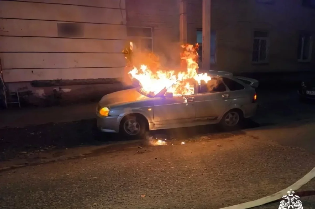 В Твери неисправная проводка уничтожила автомобиль в ночном пожаре
