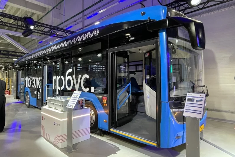 Уровень автоматизации на предприятиях достигает почти 100%, а протяженность технологических линий превышает два километра. Производство спроектировано под выпуск систем LFP и NMC, а в перспективе — натрий-ионных аккумуляторов.