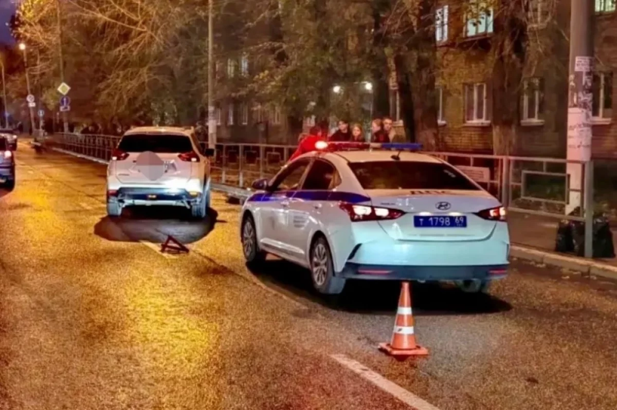Жительница Твери попала в больницу, пытаясь перебежать через дорогу