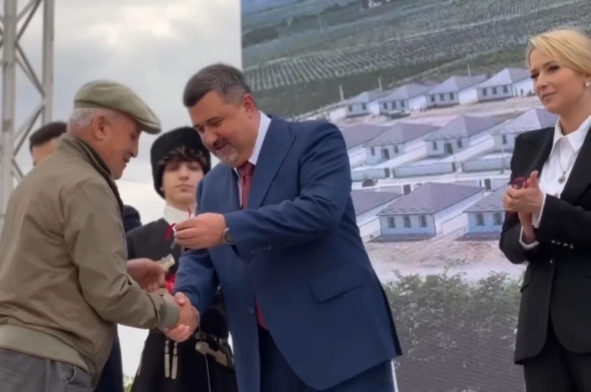 В Мамедкале 52 семьи получили ключи от новых домов после наводнения