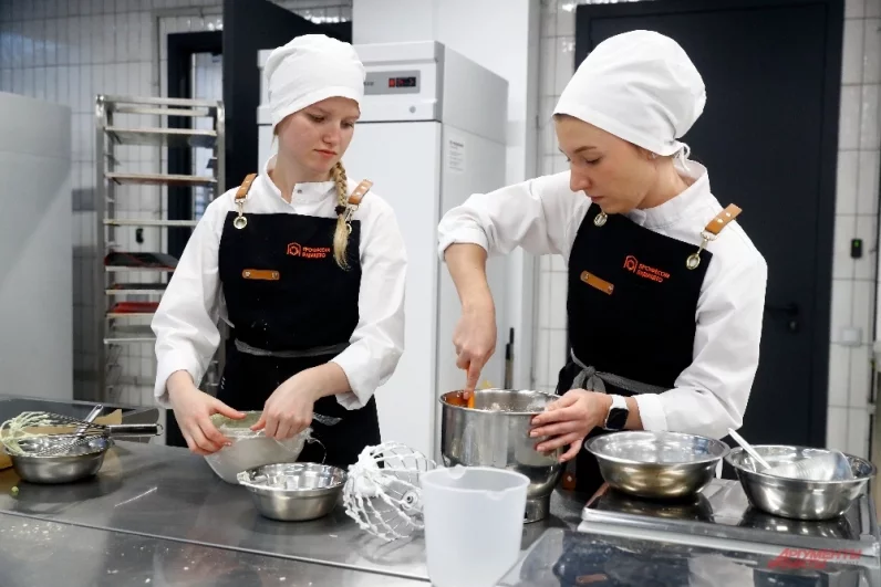 Будущие пекари и кондитеры осваивают тонкости кулинарного мастерства в ресторанном цехе полного цикла.