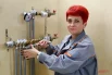 Мастер-наставник цеха «Сантехника» Татьяна Шевченко помогает студентам осваивать монтаж и обслуживание современных систем водоснабжения и отопления.