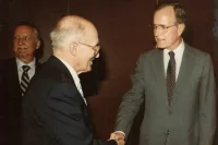 Вице-президент США Дж. Буш пожимает руку нацисту Ярославу Стецько на встрече, посвященной 25-летию «Недели порабощенных народов» и 40-летии «Антибольшевистского блока народов». 