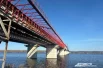 Рабочие восстанавливают старые опоры.