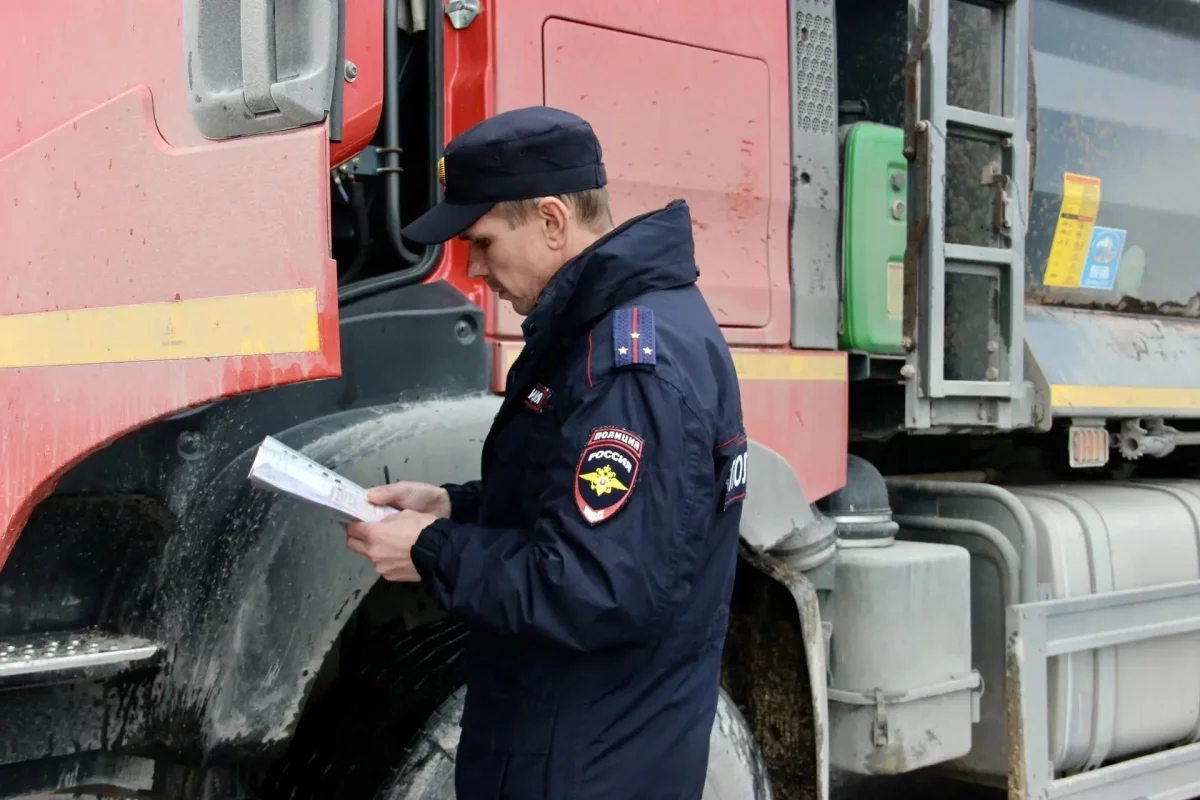 31 штраф выписали в рейдах для грузовиков в Псковской области