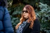 Вторая жена Кашпировского – Ирина. Во время церемонии прощания охранники отгоняли от нее журналистов. Видно было, что женщина волновалась, она постоянно поправляла прическу. 
