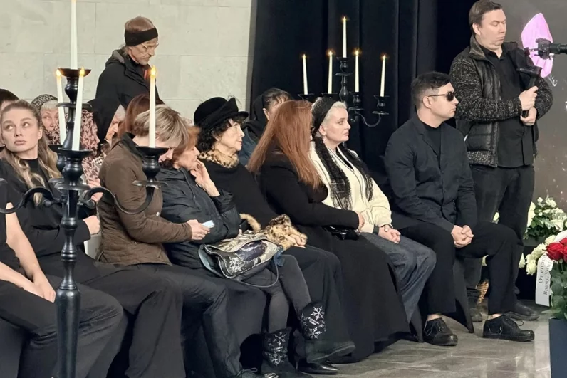Родственники и коллеги в зале прощания были убиты горем.