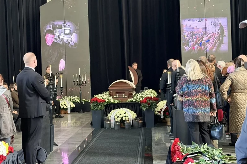 Несмотря на то, что Анатолий Кашпировский завещал похоронить себя тайно, родственники разрешили многочисленным поклонникам покойного пройти в зал и попрощаться.