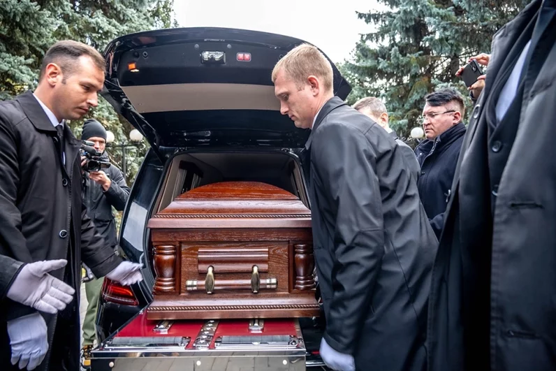 По слухам, Анатолия Михайловича похоронят в украинской Виннице, рядом с отцом. Возможно, именно туда после церемонии прощания увезли гроб с его телом.