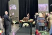 Несмотря на то, что Анатолий Кашпировский завещал похоронить себя тайно, родственники разрешили многочисленным поклонникам покойного пройти в зал и попрощаться.