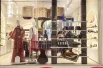 За этой витриной — не просто магазин сувениров, а место, где культура становится частью повседневности