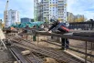 На строительной площадке будущей станции метро рабочие подготавливают металлоконструкции и арматуру для возведения основных сооружений станционного комплекса.