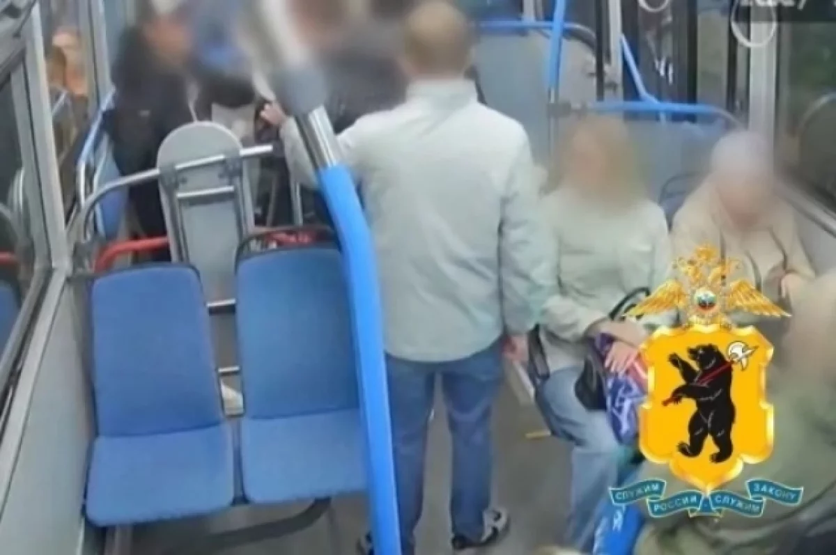 В Ярославле мужчина угрожал ножом подростку в автобусе