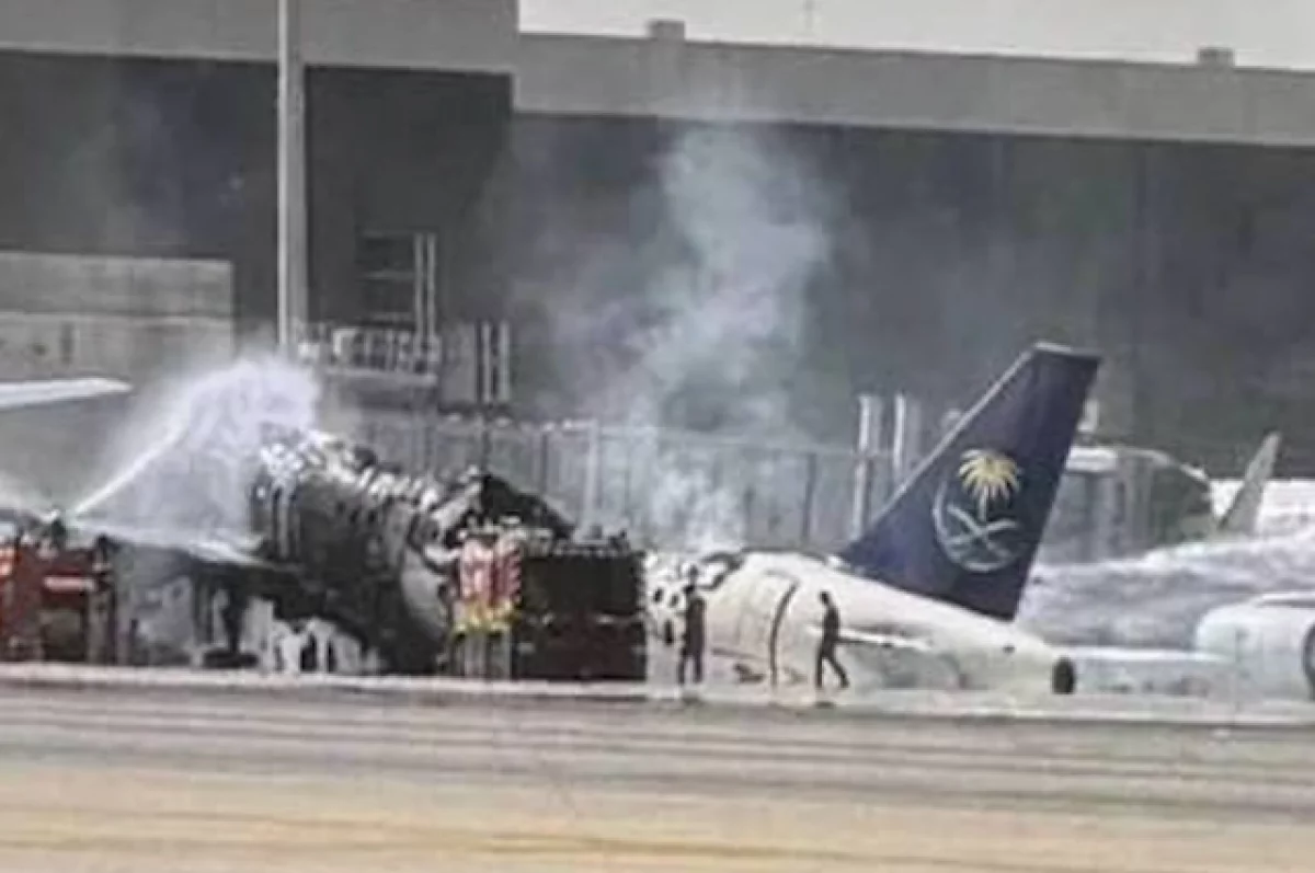 Самолет Saudia сгорел при обстреле аэропорта Эр-Рияда