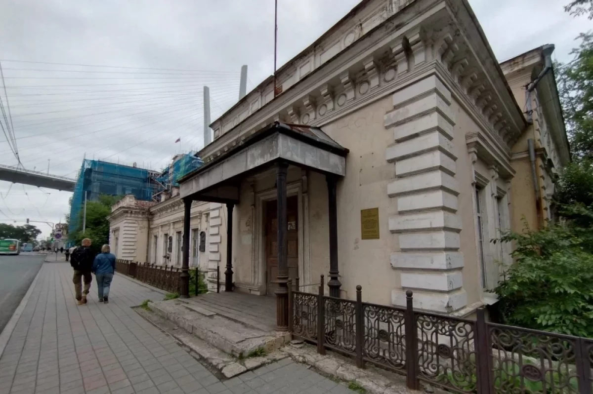 Во Владивостоке приступили к ремонту исторического здания на Светланской