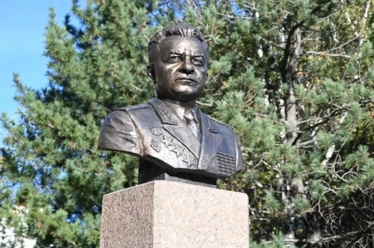 Памятник генерал-лейтенанту Ивану Устинову открыли в Екатеринбурге
