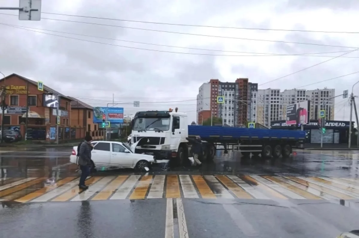 ДТП в Центральном округе Омска: грузовик не уступил дорогу «Ладе Приоре»
