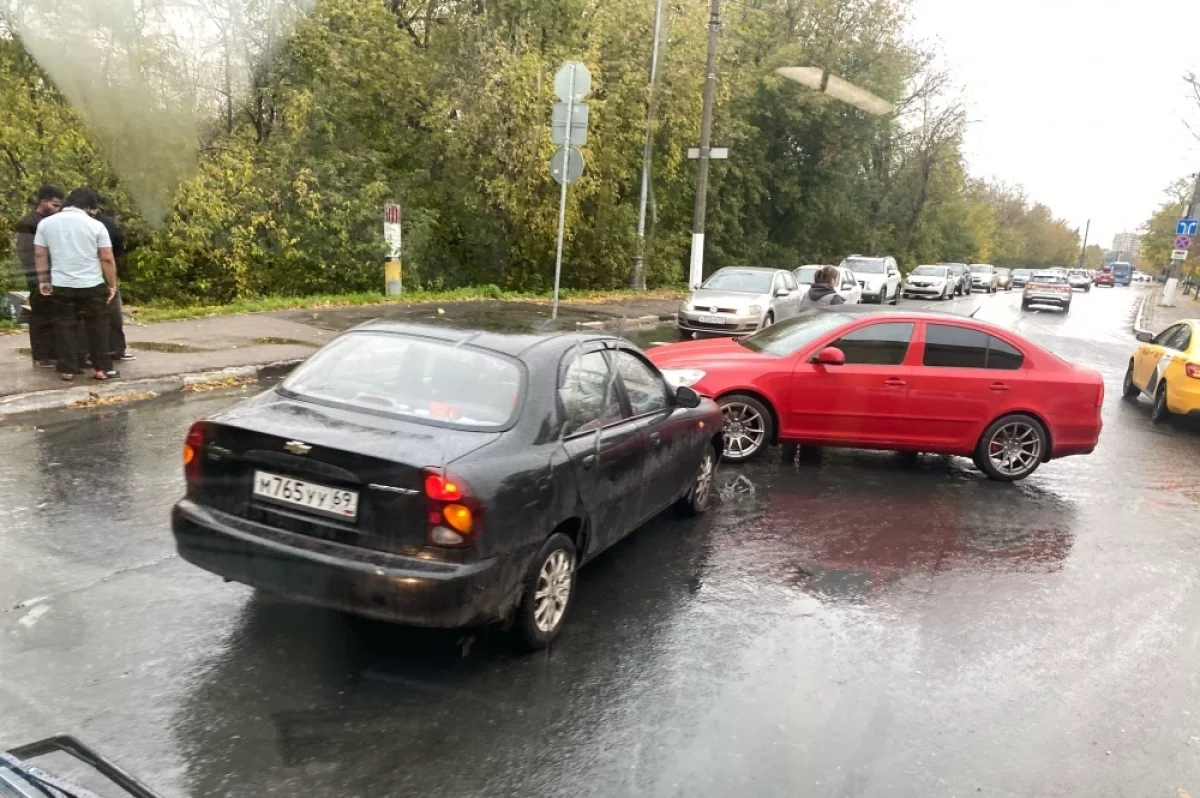 На Волжском проезде в Твери снова столкнулись два автомобиля