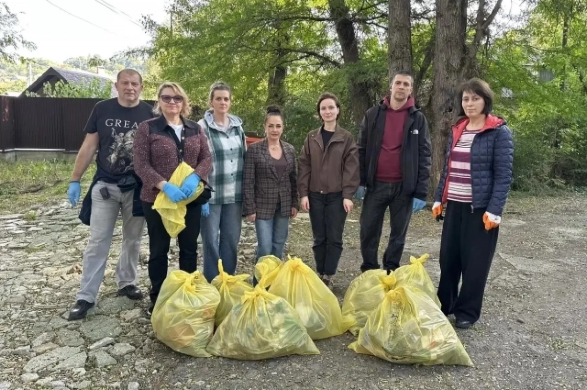Сотрудники Минздрава Ставрополья собрали мусор в Эммануэльевском урочище