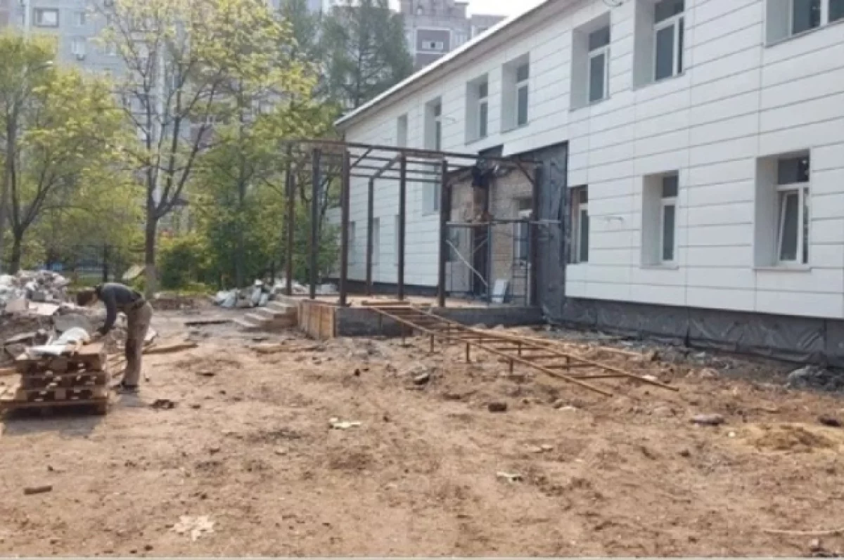 В Хабаровске ремонтируют детскую поликлинику на Краснореченской