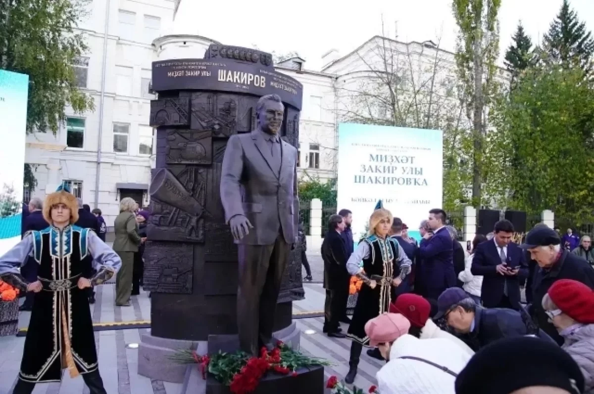 В центре Уфы открыли памятник государственному деятелю Мидхату Шакирову