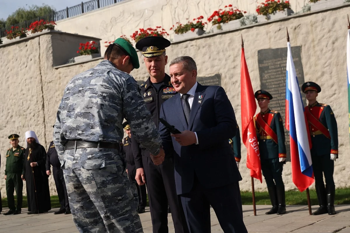 Под Волгоградом прошла церемония вручения зелёных беретов сотрудникам ФССП